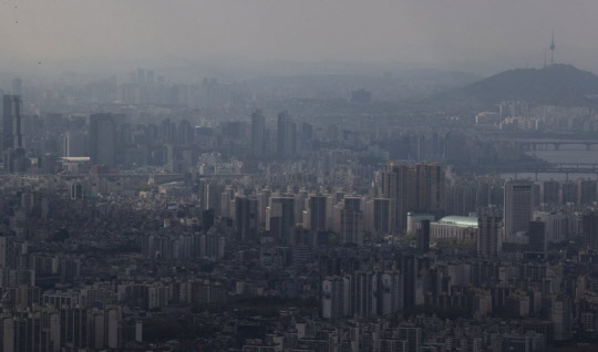 남한산성에서 바라본 서울 시내 아파트. <연합뉴스>